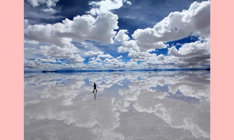 O céu não é perturbado pelas brancas nuvens que passam