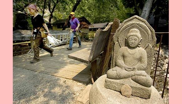 Fogo ameaça o mais antigo mosteiro zen do ocidente.