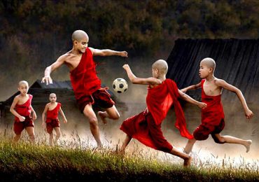 Budistas de Mianmar jogam futebol