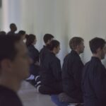 Praticantes de meditação praticando zazen.