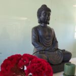 Estátua de Buda no altar.