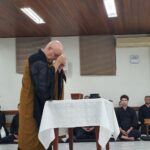 monge Genshô oferecendo incenso.