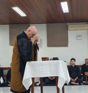 monge Genshô oferecendo incenso.